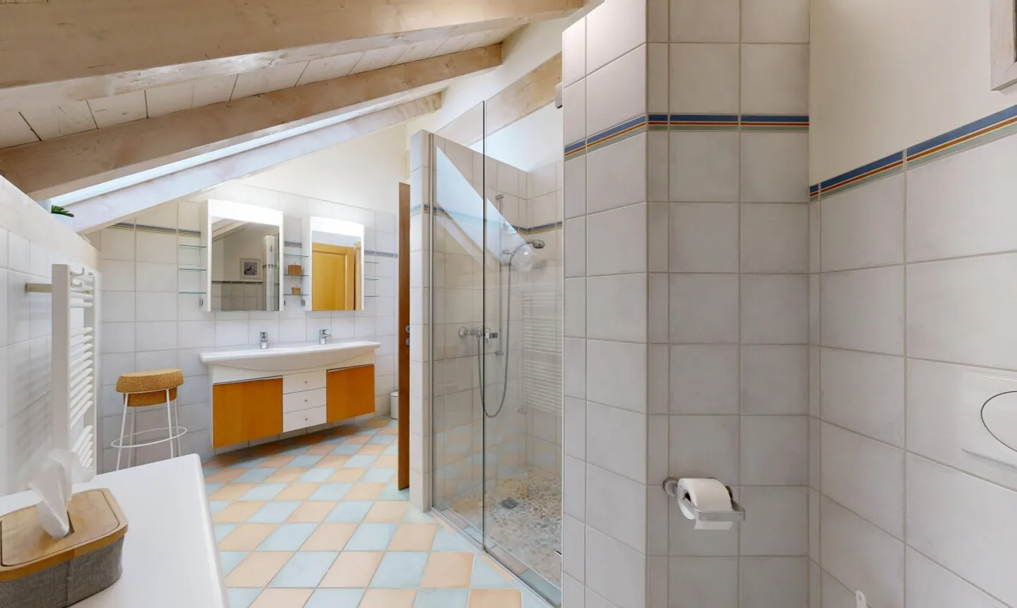 Magnifica casa di 6,5 stanze a Thielle - Foto 12 di 13