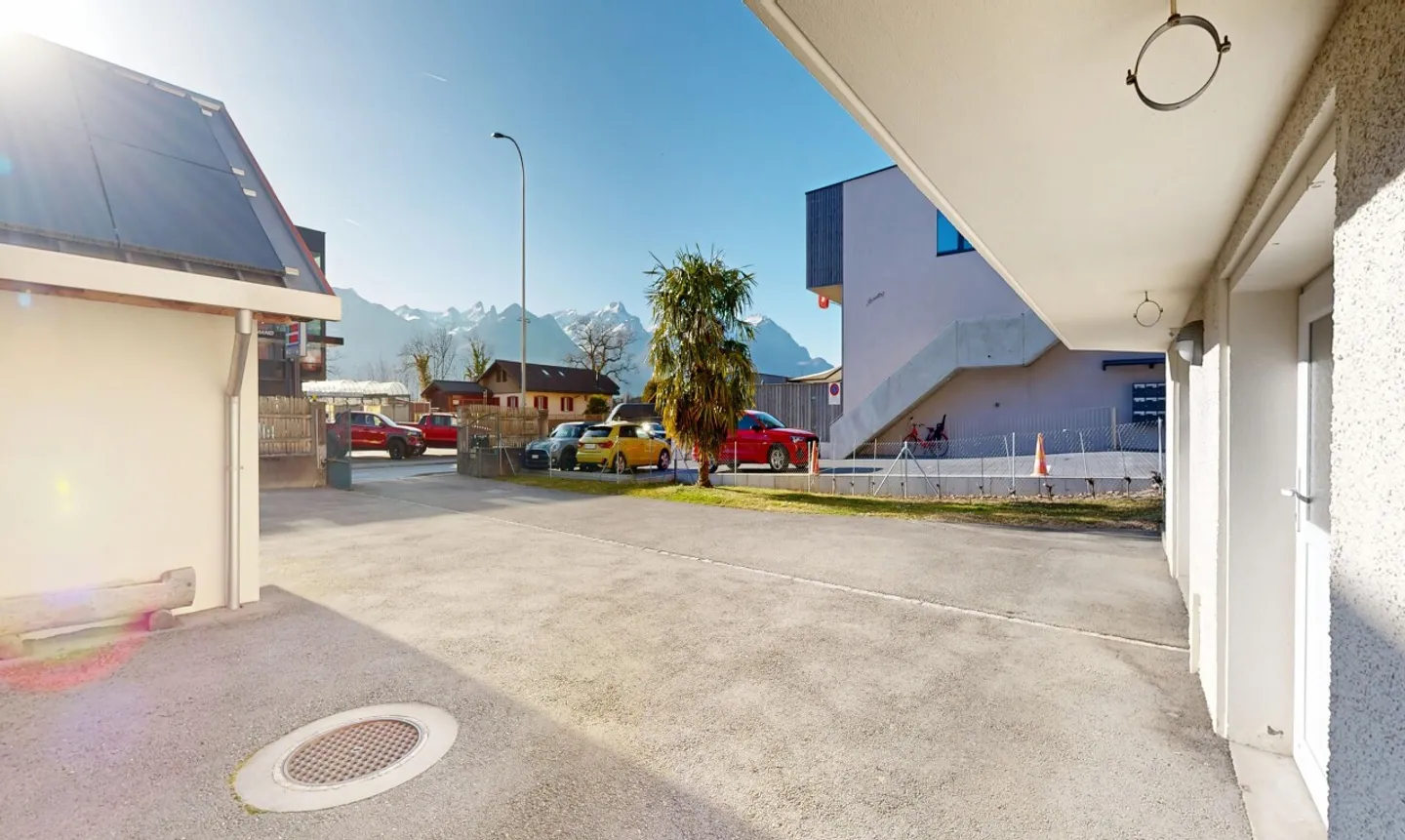 House in Aigle with 2 apartments, unobstructed view and great potential - Photo 3 of 11