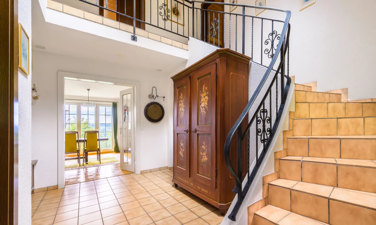 Spacious Family Home with Garden - Photo 5 of 13