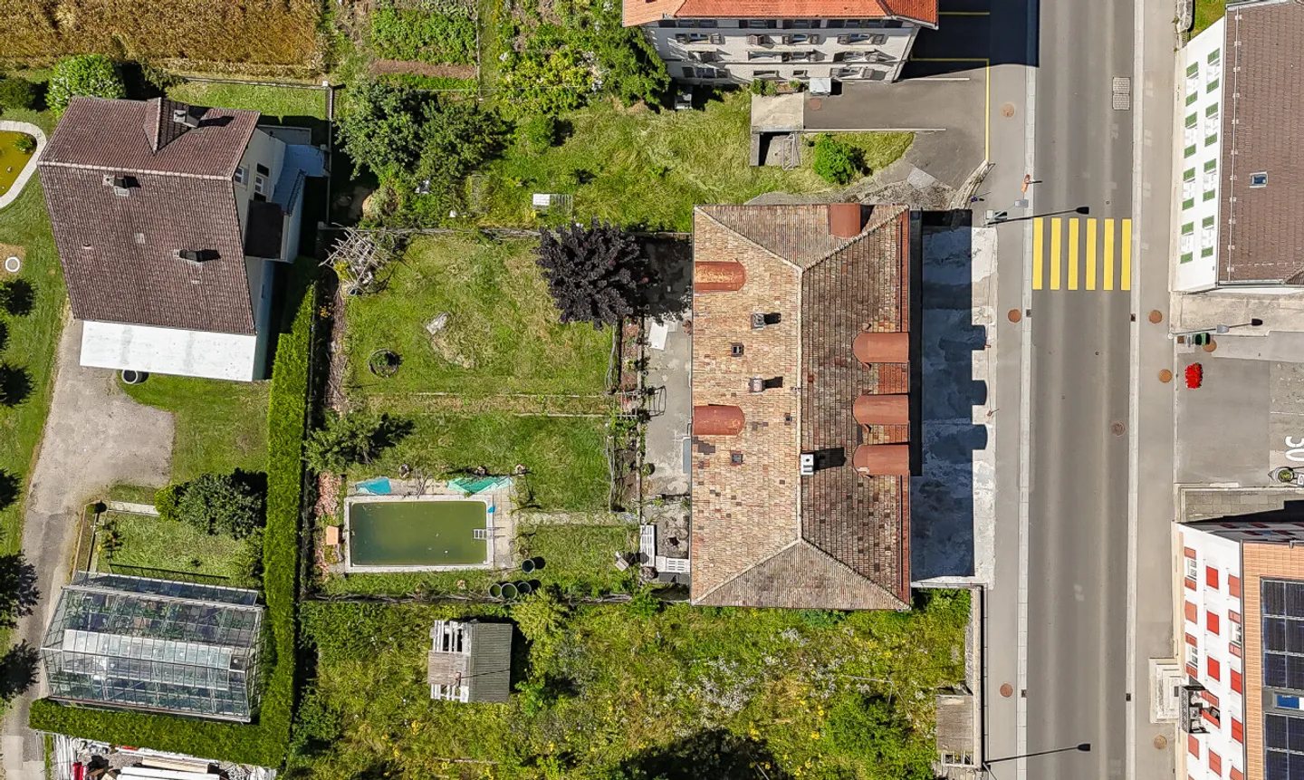 Edificio unico da ristrutturare - Proprietà luminosa con volumi generosi - Foto 1 di 11