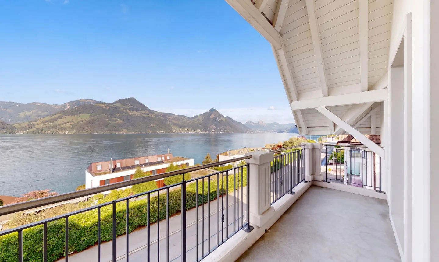 Vivere spazioso con vista mozzafiato sul lago e sulle montagne - Foto 1 di 11