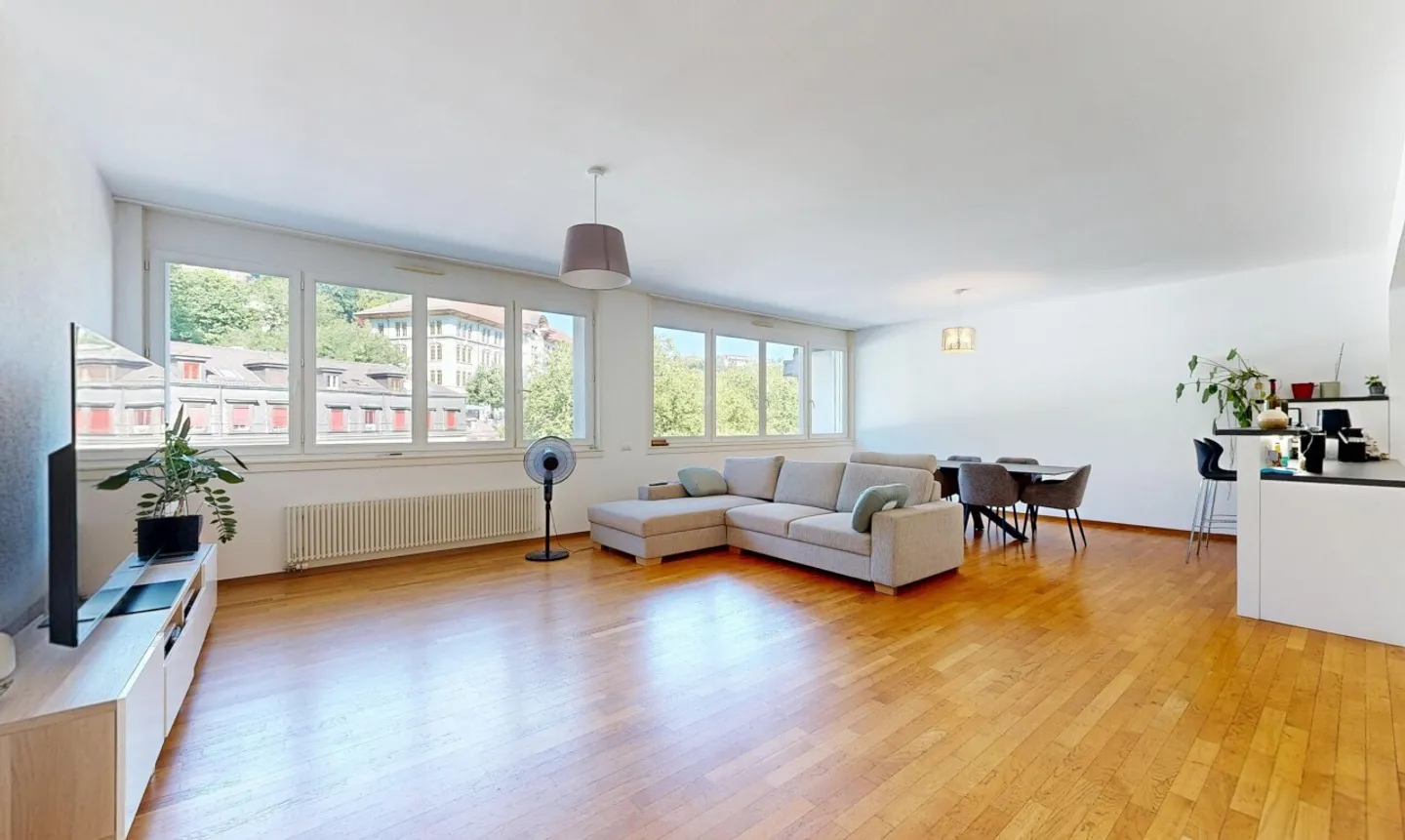 Bright family apartment in Lausanne - Photo 1 of 11