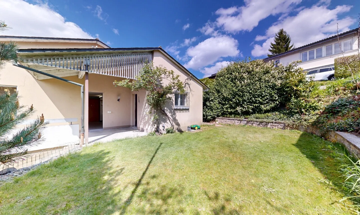 Maison individuelle avec beaucoup de potentiel dans un endroit ensoleillé à Madiswil - Photo 1 sur 11
