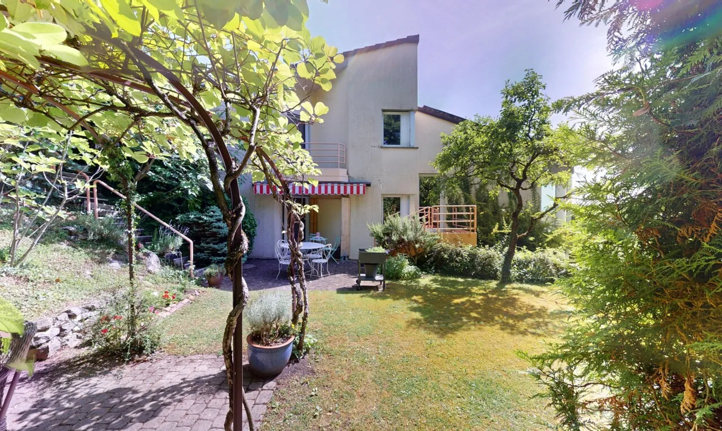 Family house with two apartments and large landscaped garden - Photo 2 of 13