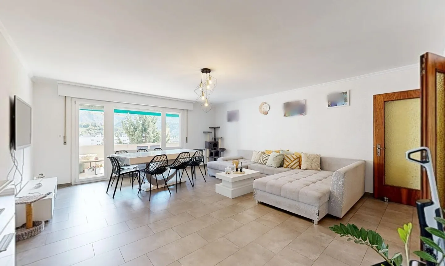 Appartement spacieux avec trois balcons - Photo 3 sur 13