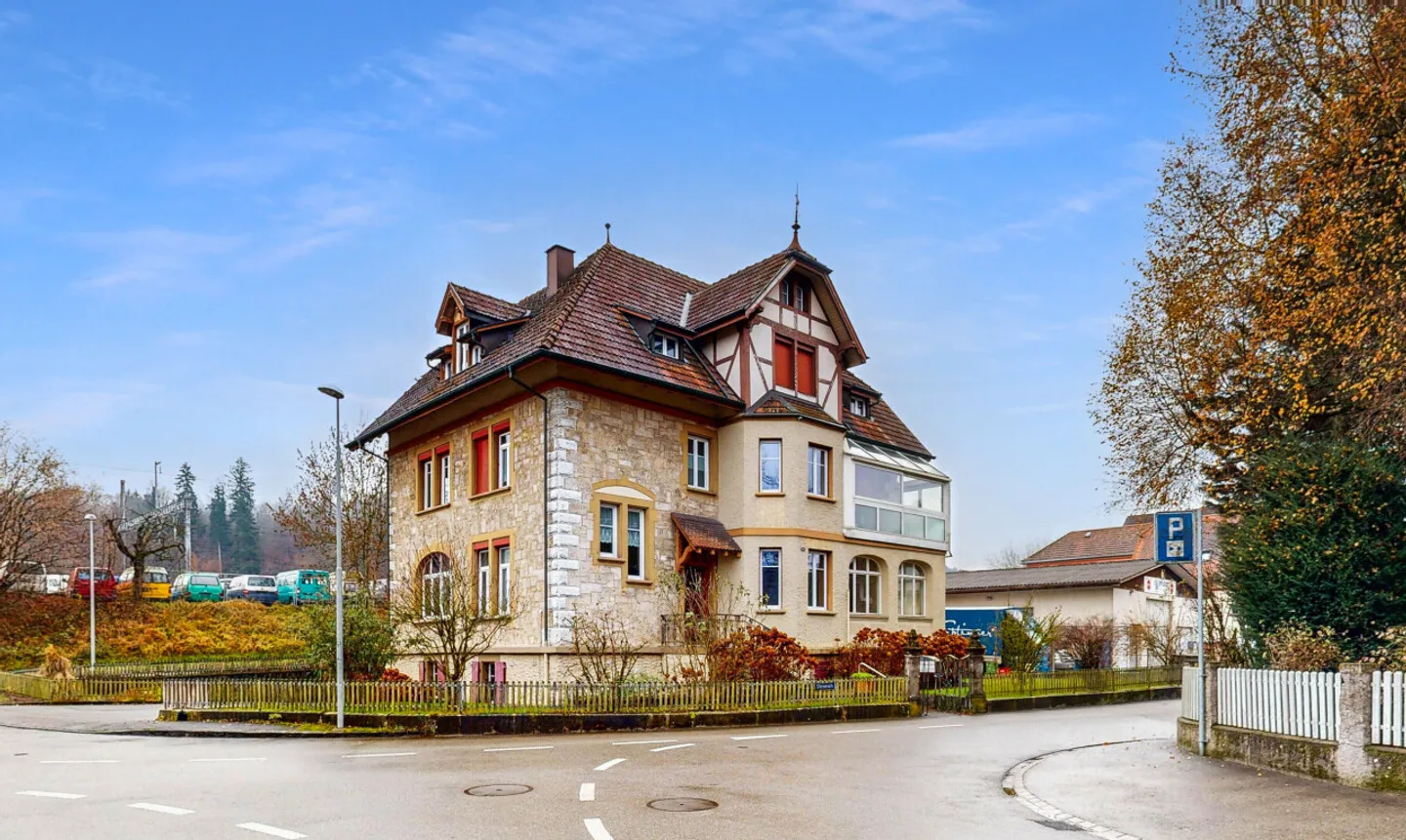 Ampia casa bifamiliare con carattere e potenziale - Foto 3 di 11