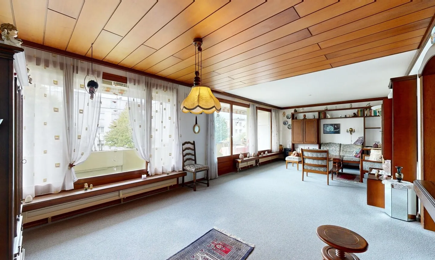 Appartamento soleggiato di 3,5 stanze con balcone e due posti auto - Foto 4 di 13