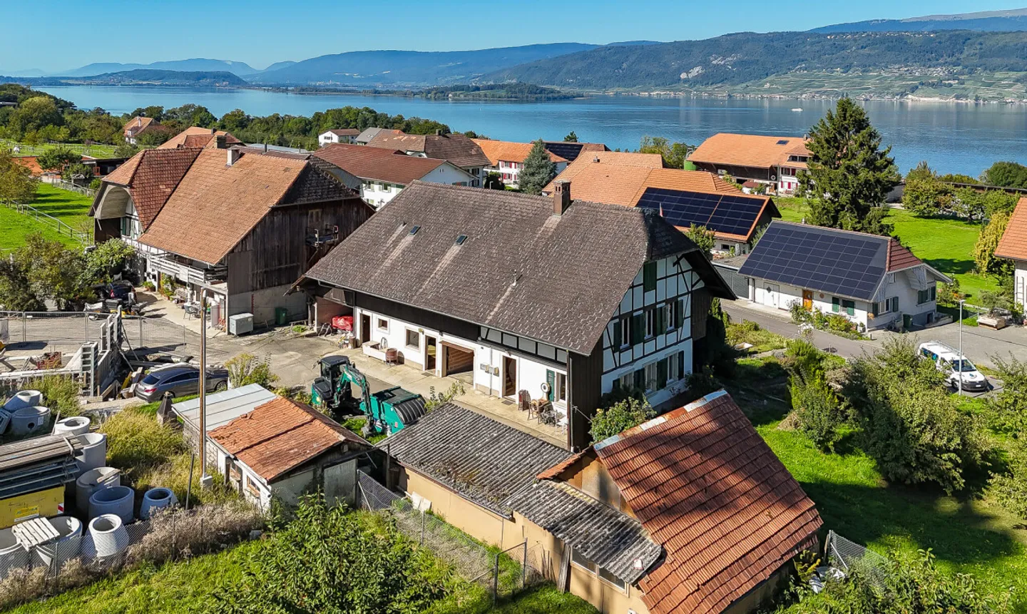 Fascino rurale con grande terreno e vicinanza ai laghi - Foto 2 di 11