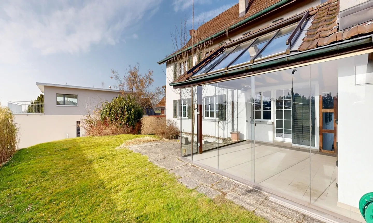 Pure design freedom: Spacious house with great potential - Photo 3 of 11