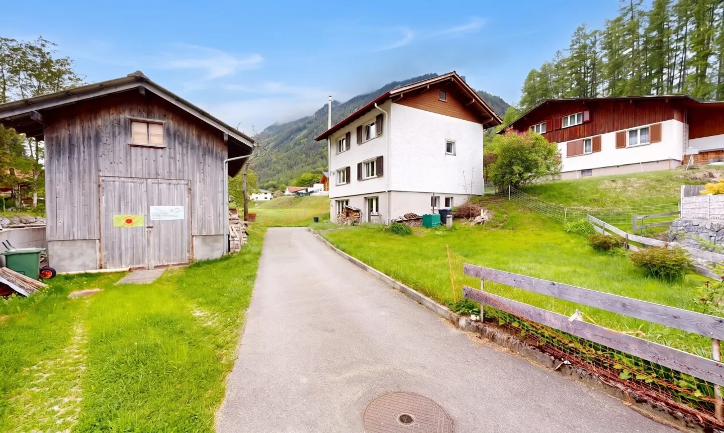 Modernisiertes EFH mit Schopf, Garten und Bergkulisse - Foto 1 von 11
