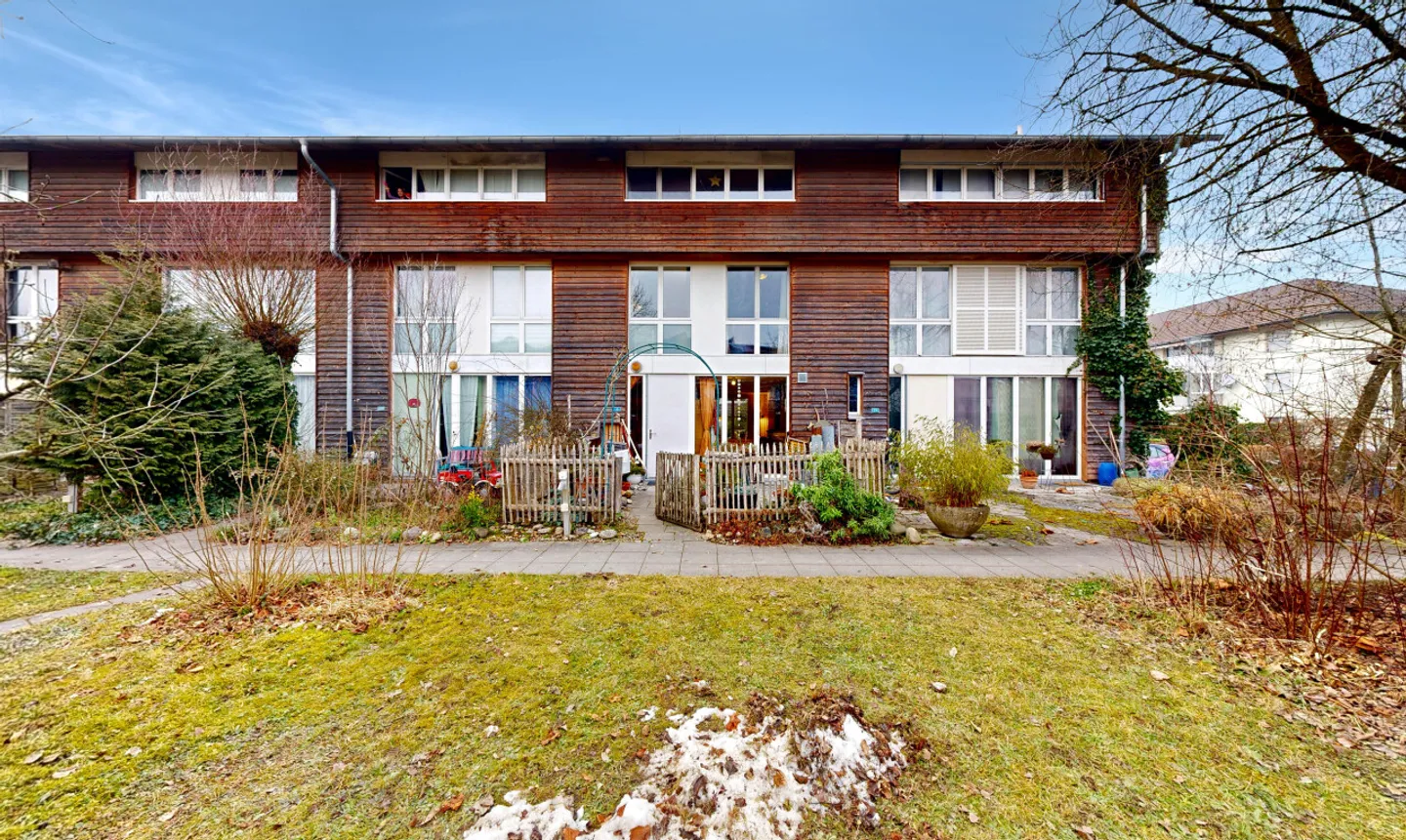 4.5-Zimmer-Reihenmittelhaus mit Garten und ausgebautem Dachgeschoss - Foto 1 di 11