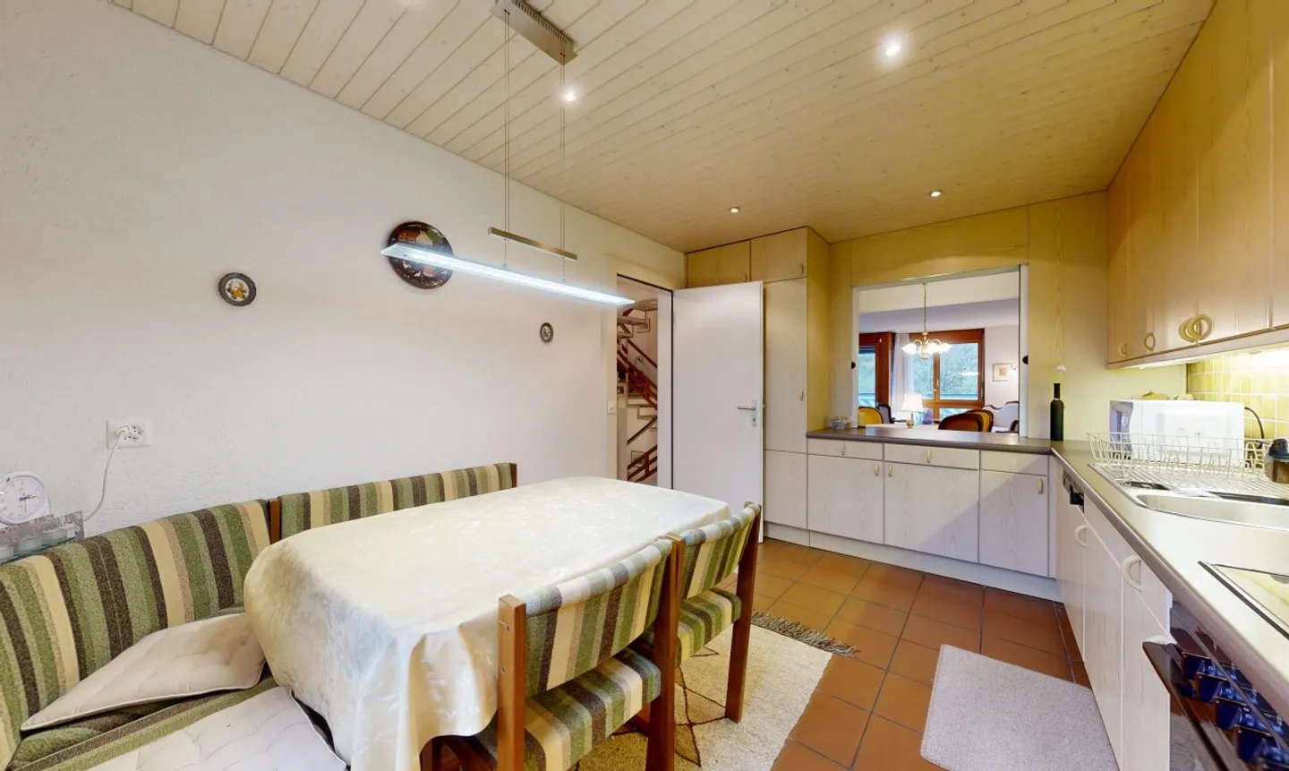 Terraced house with plenty of space for living and working - Photo 5 of 11