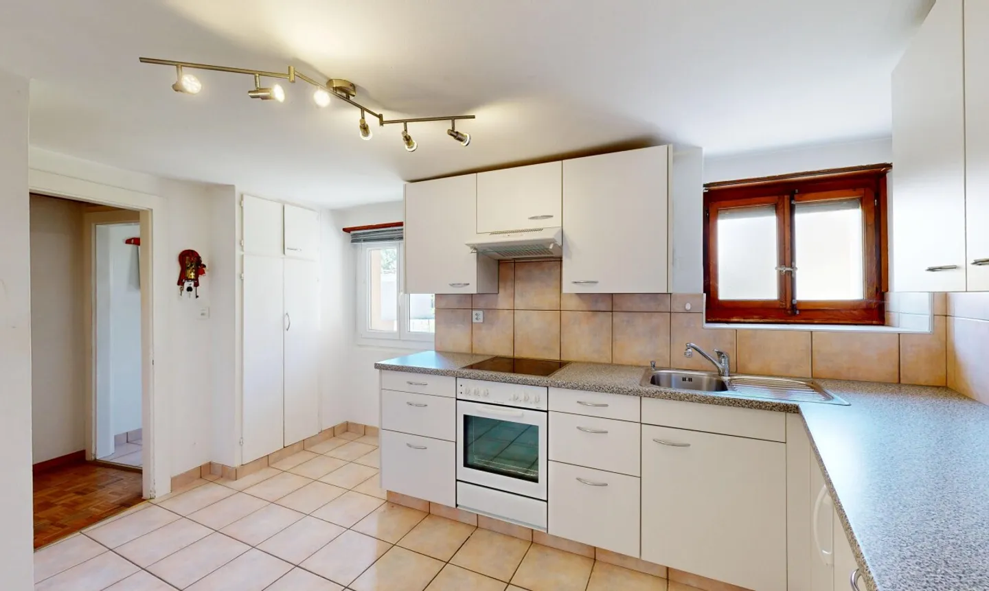 Appartement 2.5 pièces à Erde – Calme absolu et fort potentiel - Photo 3 of 11