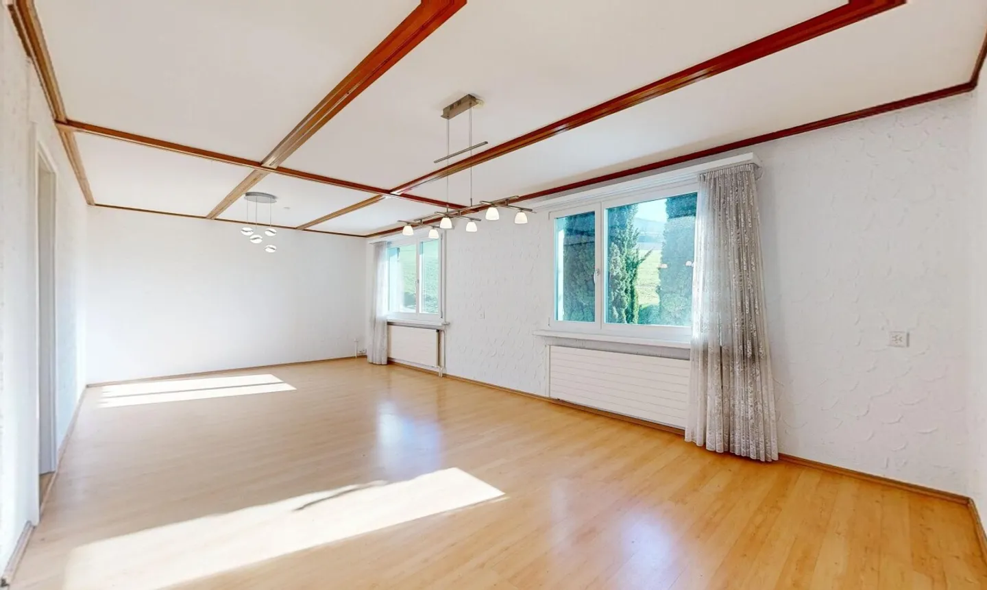 Charming 3.5-room single-family house with great potential in a quiet location - Photo 2 of 11