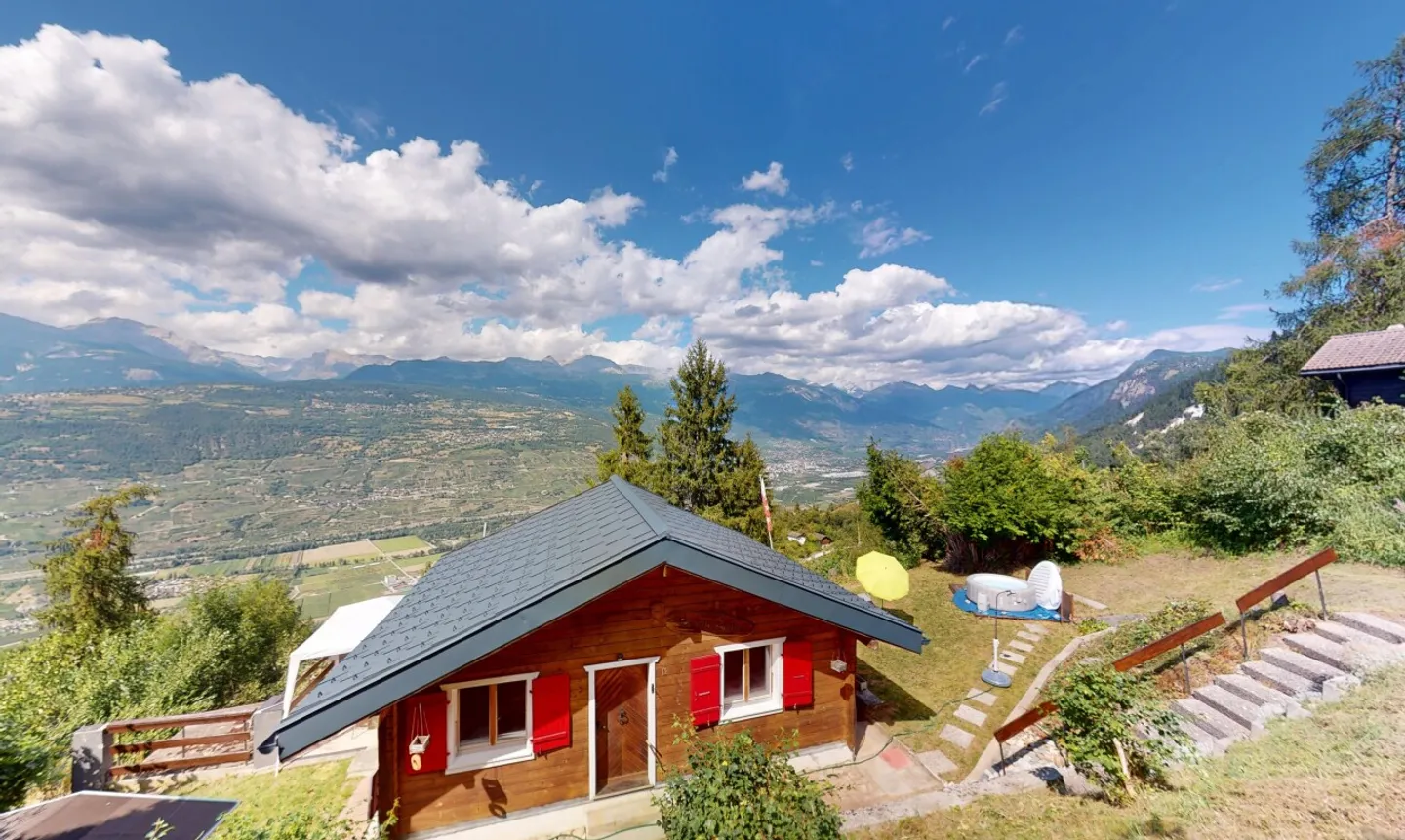 Chalet ristrutturato di fronte alle vette, ideale come seconda casa - Foto 1 di 11