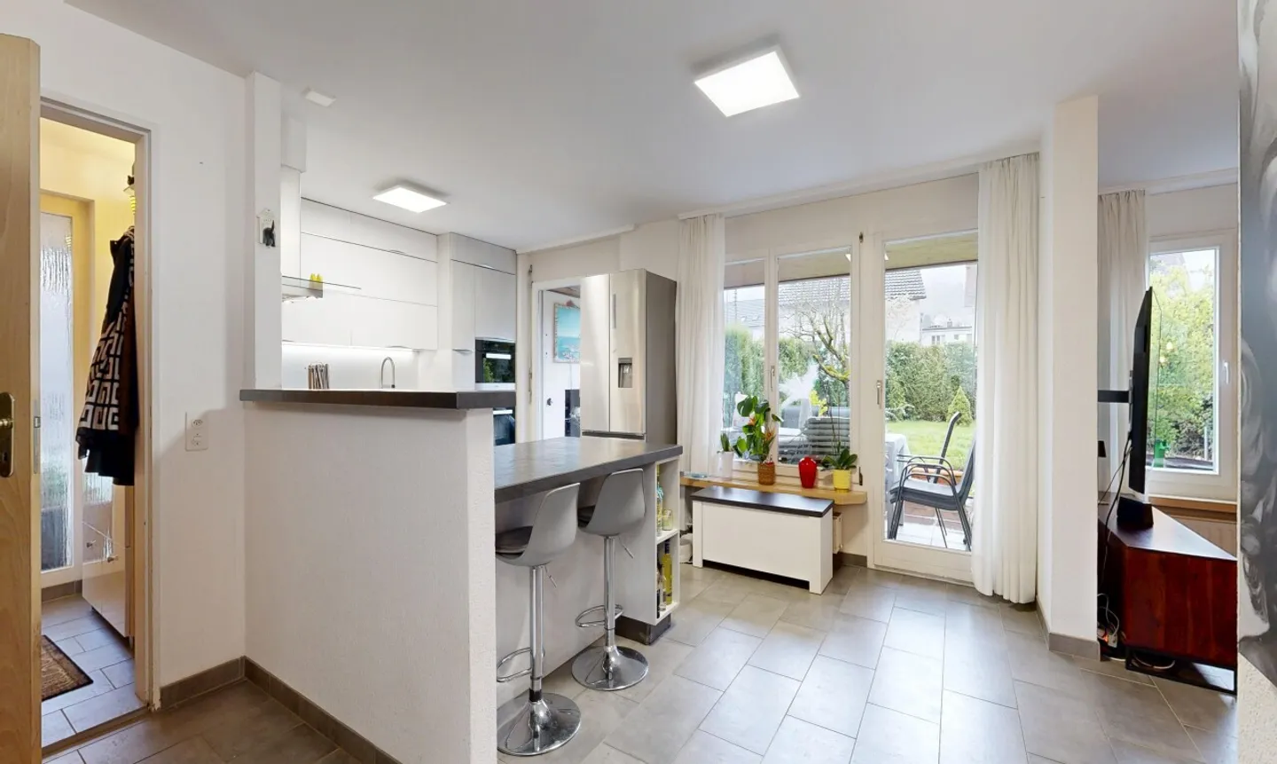 Renovated 5.5-room semi-detached house with large garden and separate garage - Photo 5 of 11