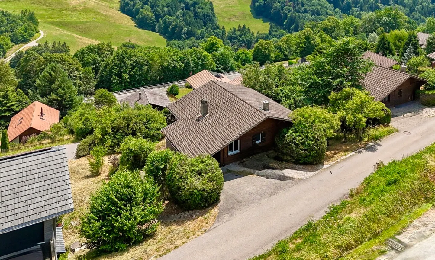 Vista panoramica e fascino autentico: Un chalet da reinventare - Foto 7 di 13