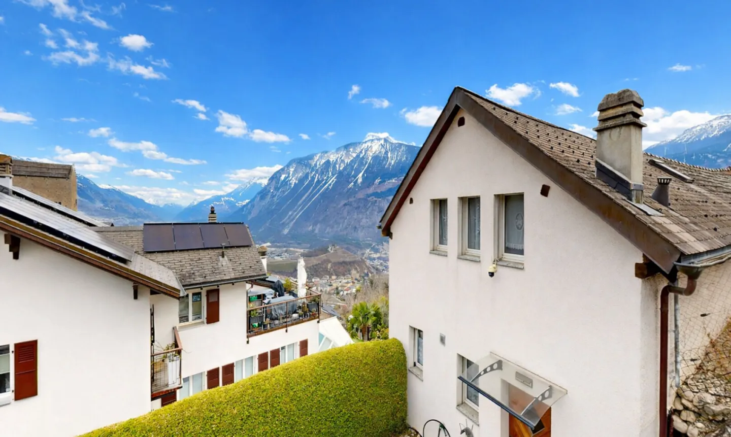 Magnificent 4.5-room house with convertible barn - Photo 1 of 11