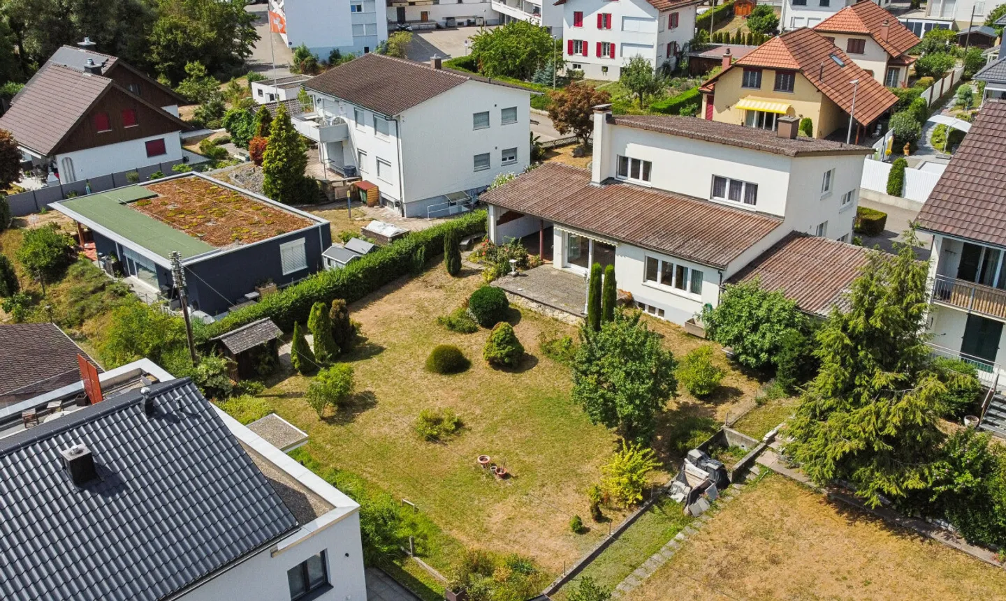Grosszügiges Einfamilienhaus mit 2 Wohnungen und grossem Garten - Foto 4 di 11