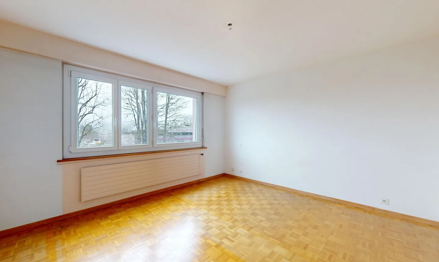 Bright 4-room apartment in the heights of the city with balcony + garage - Photo 11 of 13