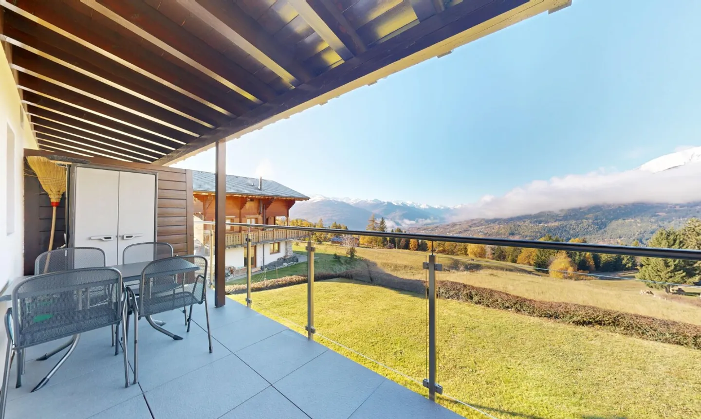 Ultimo piano con vista incredibile sulle montagne - Crans Montana - Foto 3 di 11