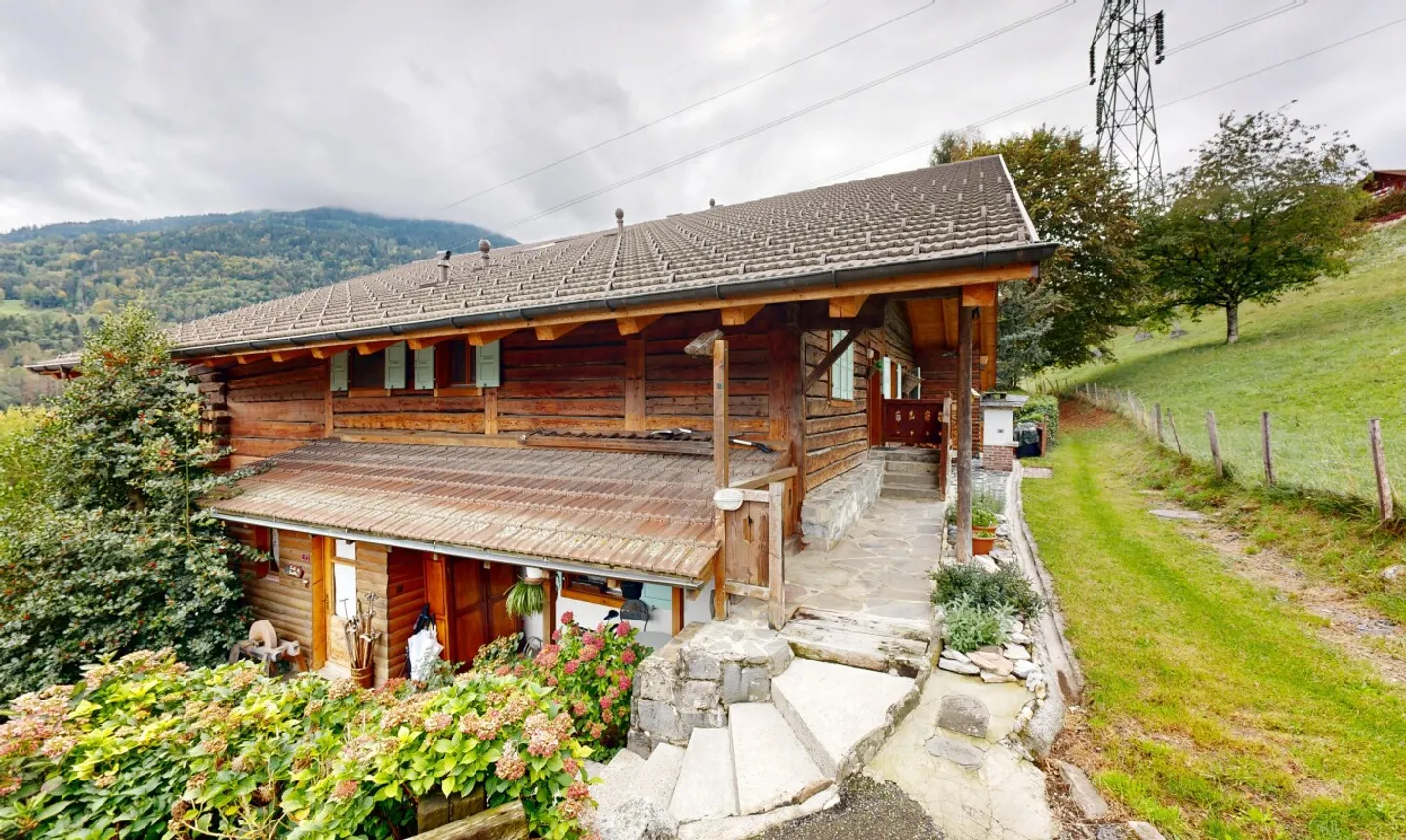 Exclusive: beautiful apartment in a renovated historic chalet - Photo 2 of 11