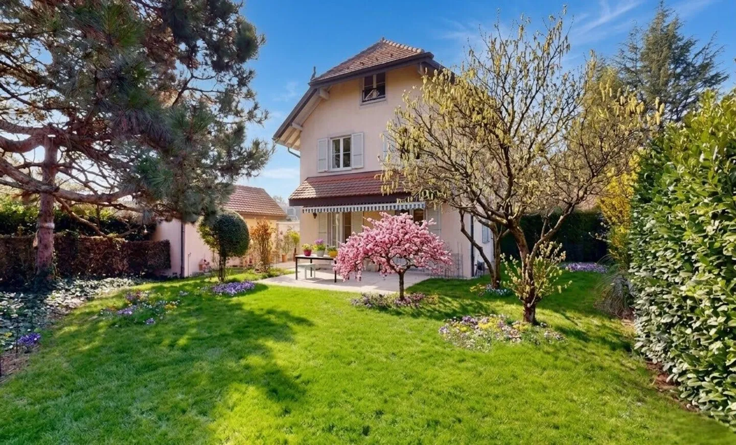 Casa a schiera con grande giardino e volumi generosi - Foto 1 di 11