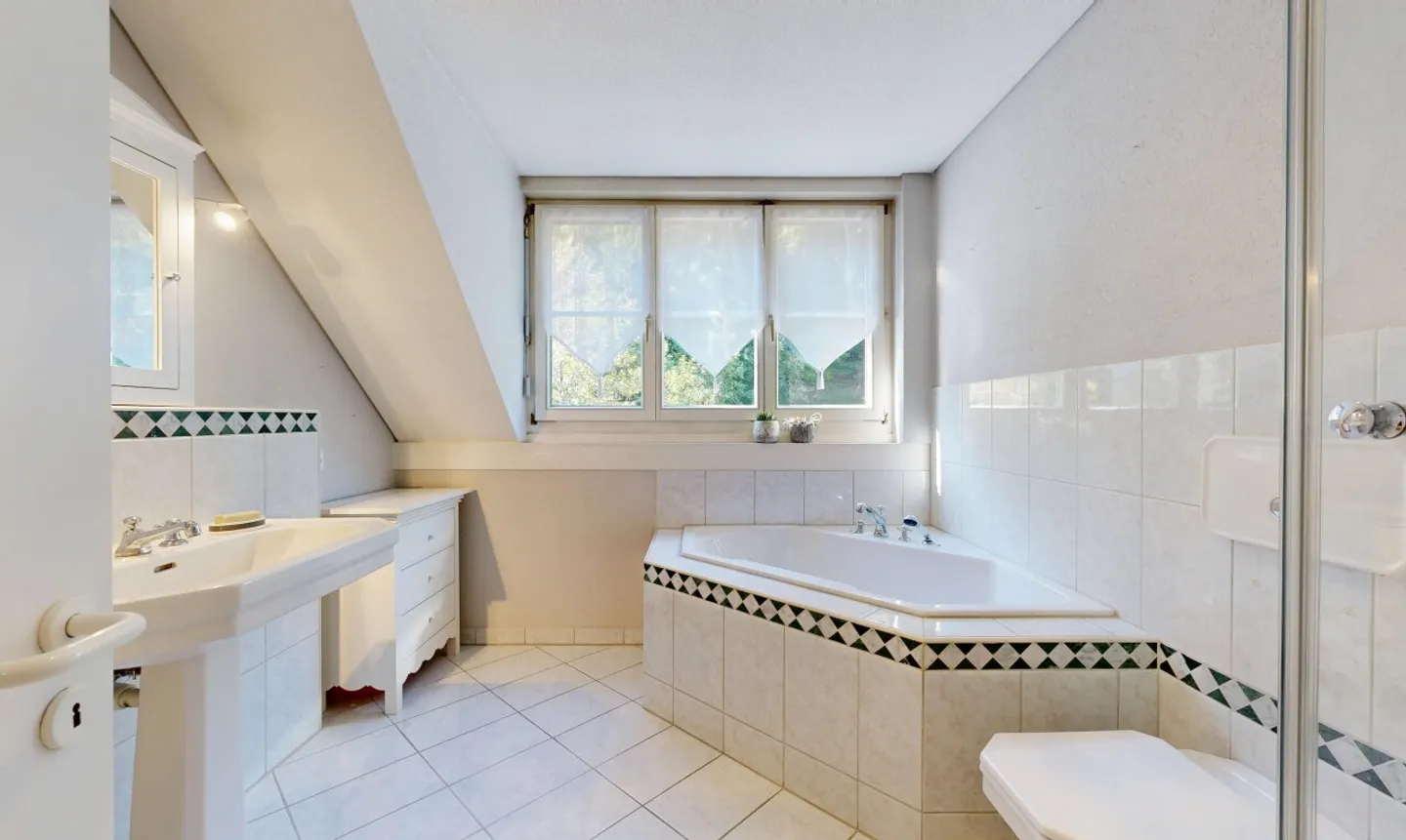 Light-Filled 5.5-Room Maisonette with Gallery and Balcony - Photo 10 of 11