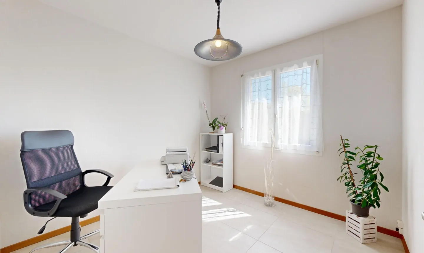 Comfort and Space: 5.5-Room Semi-Detached House with Garden in Gland - Photo 8 of 11