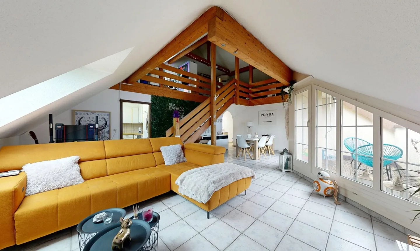 Charming 3.5-room apartment with open gallery and fireplace - Photo 2 of 11