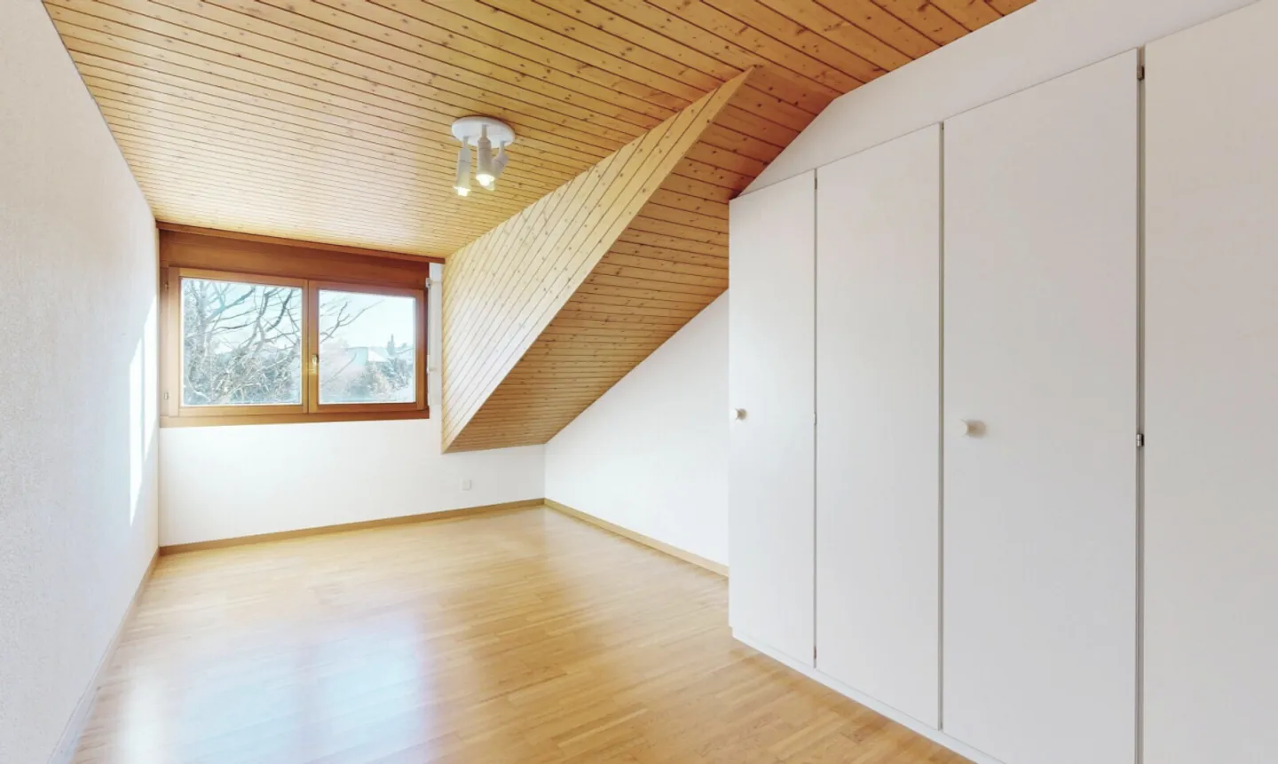 Grande Casa Familiare con Giardino, Veranda e Molto Potenziale - Foto 10 di 11