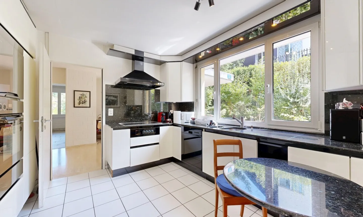 Spacious Single-Family Home in Desirable Location with Garden Idyl (in Building Law) - Photo 3 of 11