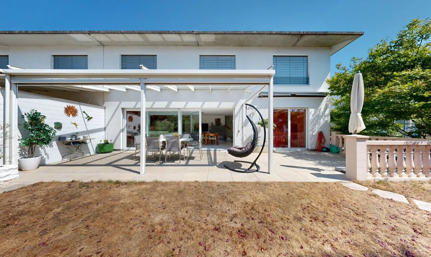 Attraktives 5.5-Zimmer Doppeleinfamilienhaus mit pflegeleichtem Garten - Foto 1 di 11