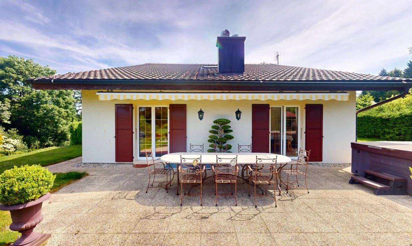 Exceptional house, large garden and building plot! - Photo 2 of 11