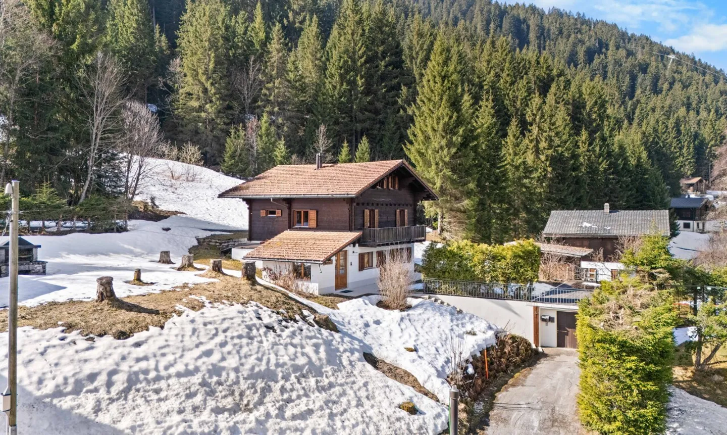 Exclusive: Stunning 5-Bedroom Chalet Recently Renovated - Photo 1 of 11