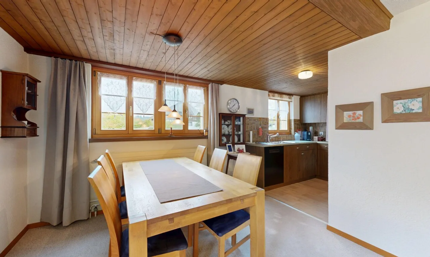 Attractive 4.5-room corner townhouse with separate shed - Photo 4 of 11