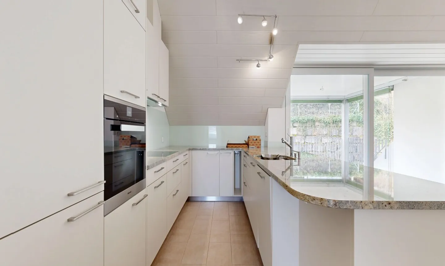 Appartement mansardé de 4.5 pièces comme neuf avec un immense grenier - Photo 3 sur 11