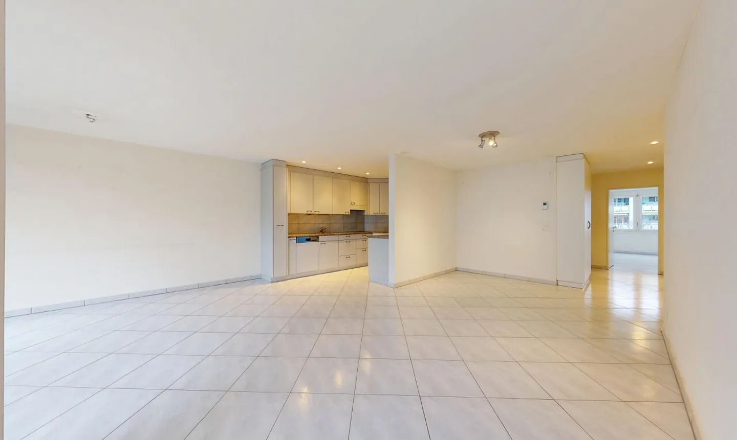 Luminoso appartamento di 3½ locali con balcone e vista sul Pilatus - Foto 2 di 13