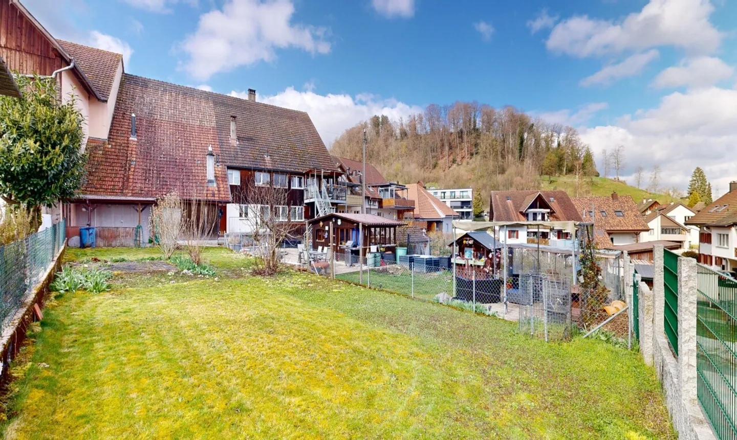 Charmante und grosszügige 3.5-Zimmer Wohnung mit privatem Garten! - Foto 1 di 11