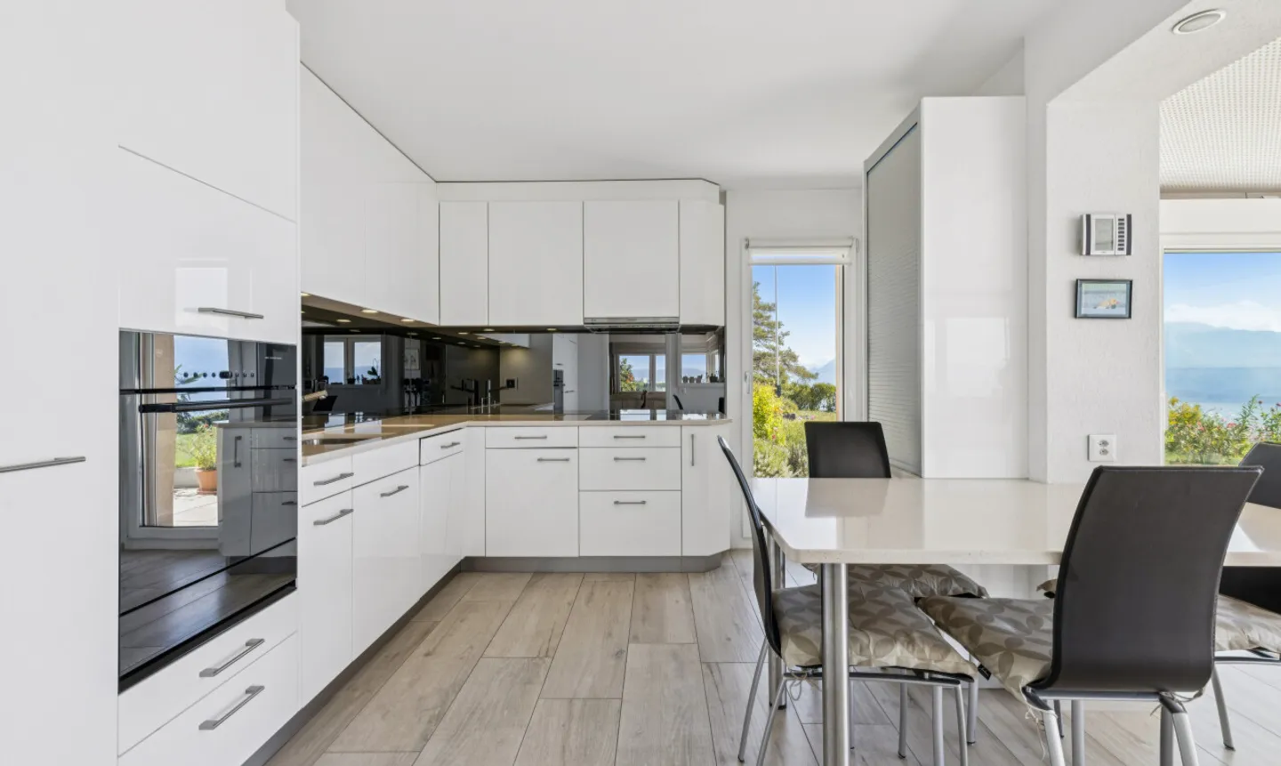 Magnificent individual villa with stunning lake view in Belmont - Photo 9 of 11