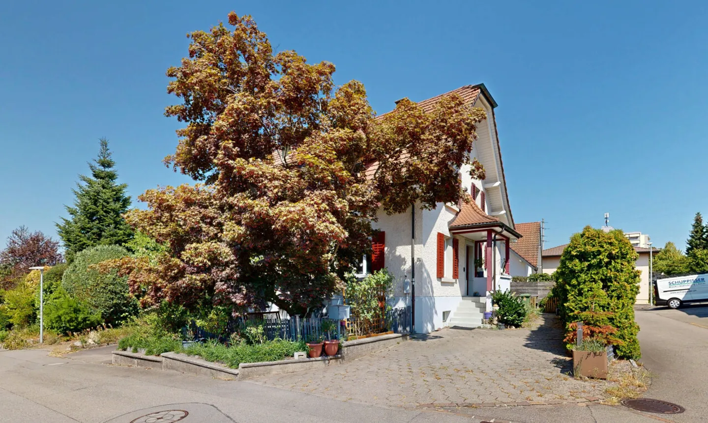 Charmantes 5.5 Zimmer Einfamilienhaus mit zusätzlichen Räumlichkeiten - Foto 1 von 11