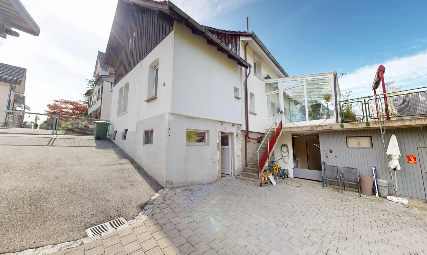 Charming 5-room corner terraced house in a sought-after location in Bottighofen - Photo 2 of 11