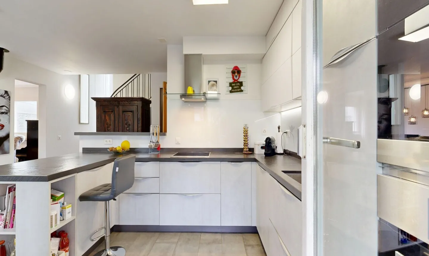 Renovated 5.5-room semi-detached house with large garden and separate garage - Photo 4 of 11