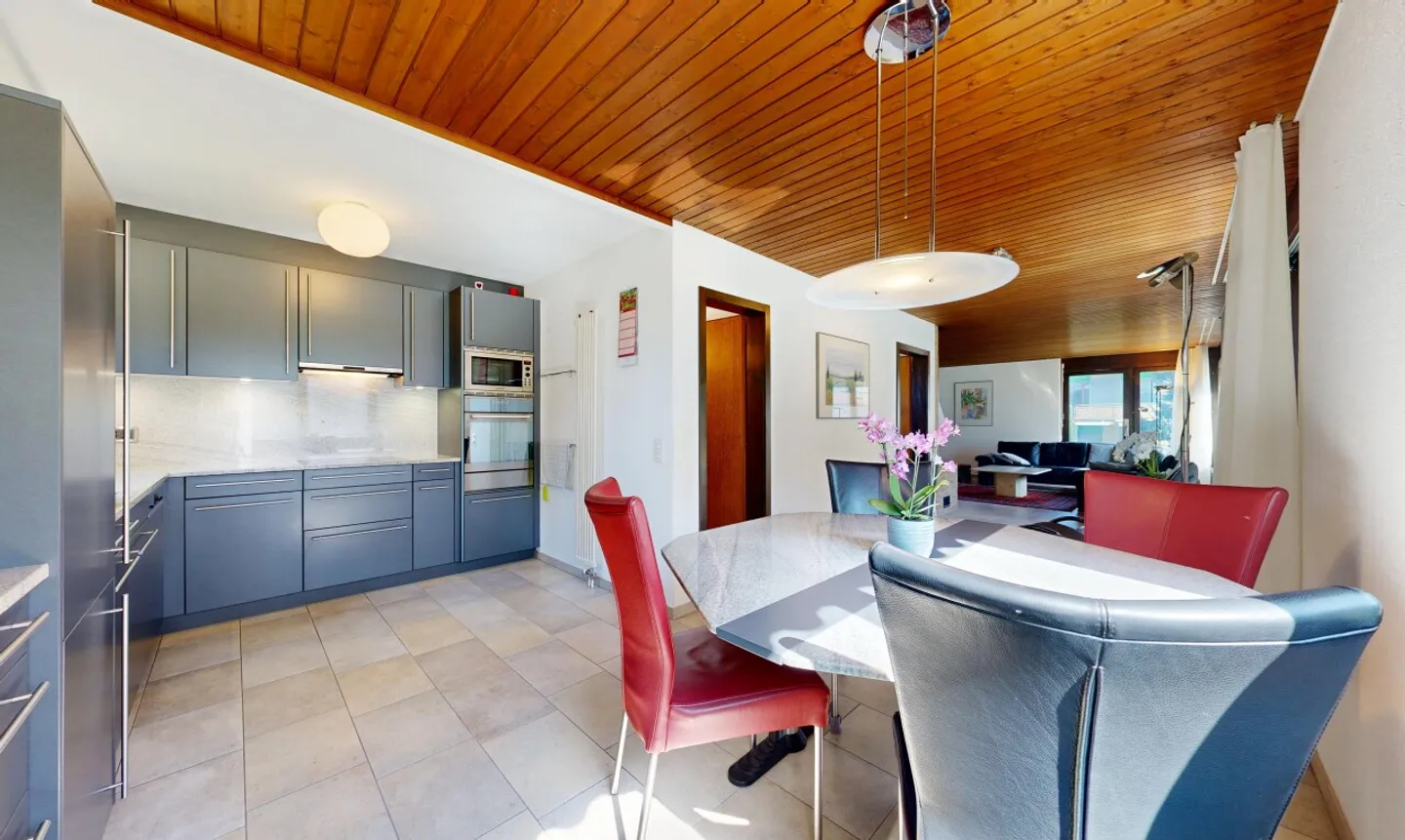 House with unique architecture and large garden paradise - Photo 4 of 11