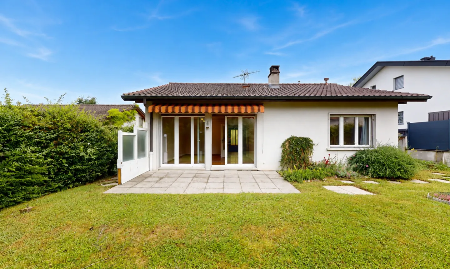 Villa to renovate with great potential, unique opportunity in Vessy - Photo 1 of 11