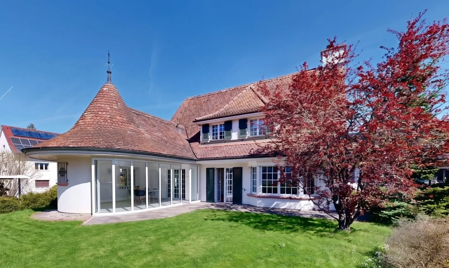 Exclusive 6.5-Room Country House in Desirable Location - Photo 2 of 13