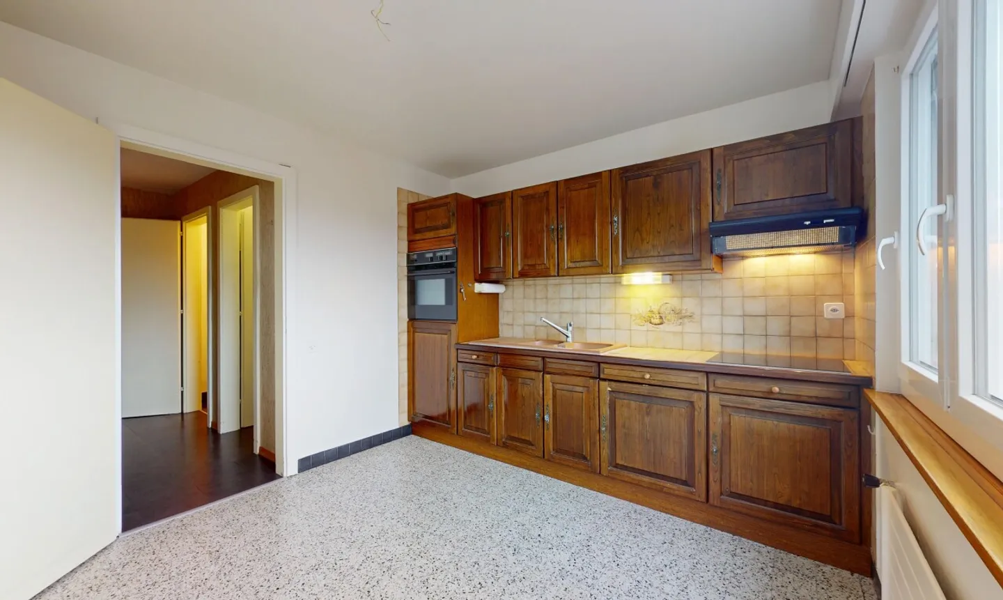 Bright 4-room apartment in the heights of the city with balcony + garage - Photo 8 of 13