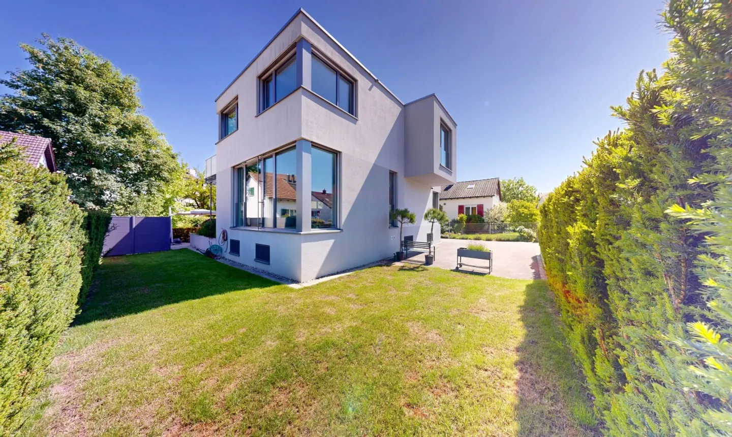 Modernes freistehendes Einfamilienhaus mit grossem Garten in Dietikon - Foto 2 von 11