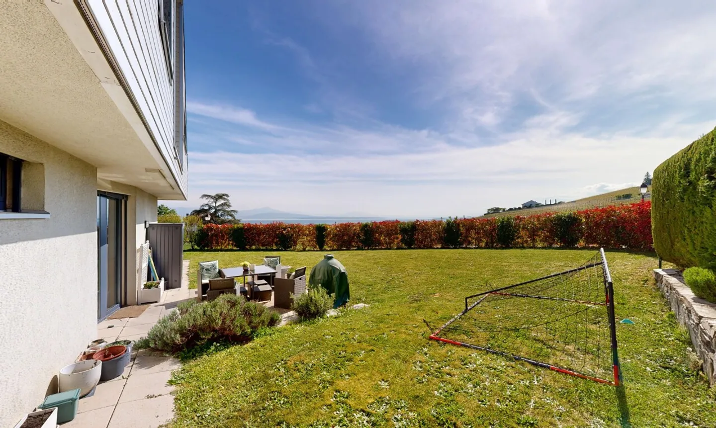 Contemporary house with exceptional volumes and view of the lake and Alps - Photo 10 of 11