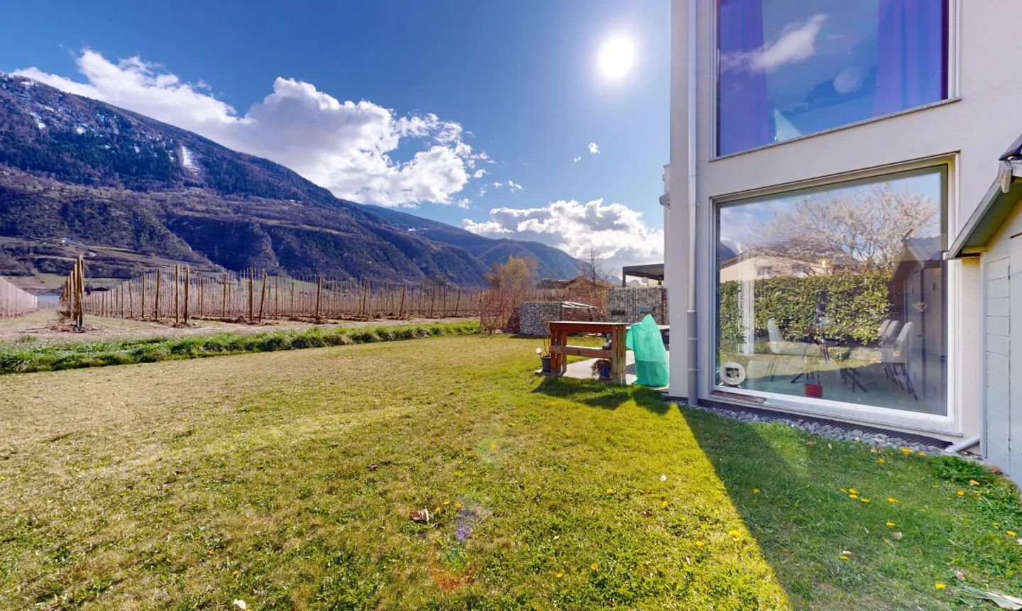 Maison mitoyenne d’exception en bout de rangée - Photo 2 sur 11